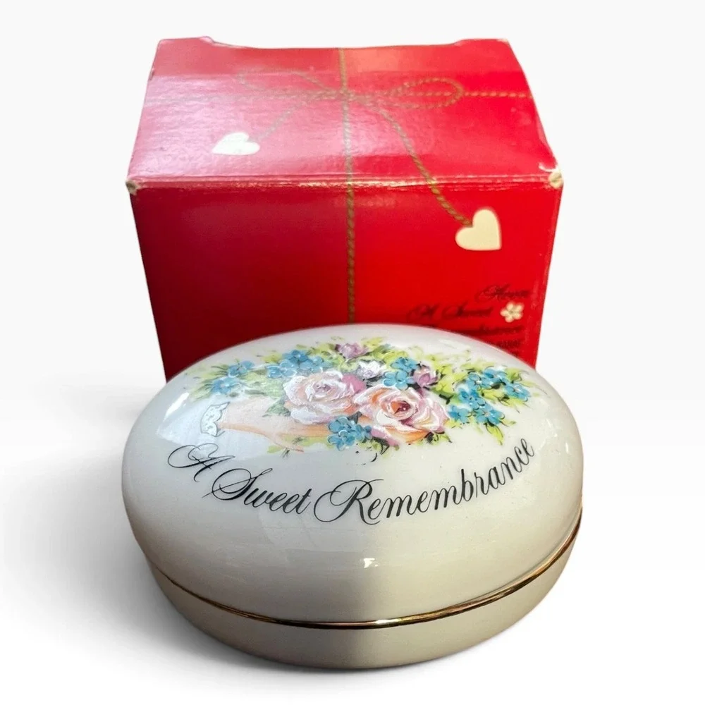 Avon A Sweet Remembrance Porcelain Trinket Box 1982 Gold Trim Floral Japan